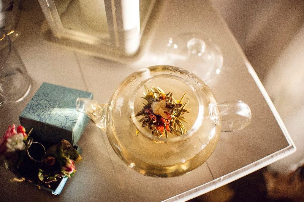 Rituel de la fleur de thé : découvrez son déroulement et sa symbolique pour  votre cérémonie laïque