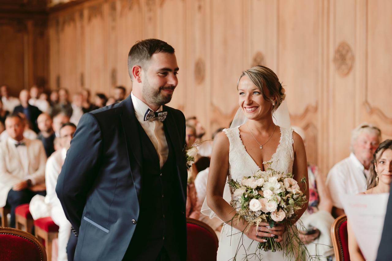 couple a la mairie sur le point d'etre marié, mariage mairie changement de nom de famille