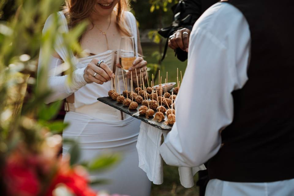 apéro mariage sur un plateau, mariée qui se sert, serveur de mariage qui assure l'apéritif du mariage