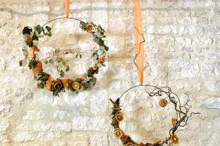 décoration de plafond pour mariage avec cercles de fleurs