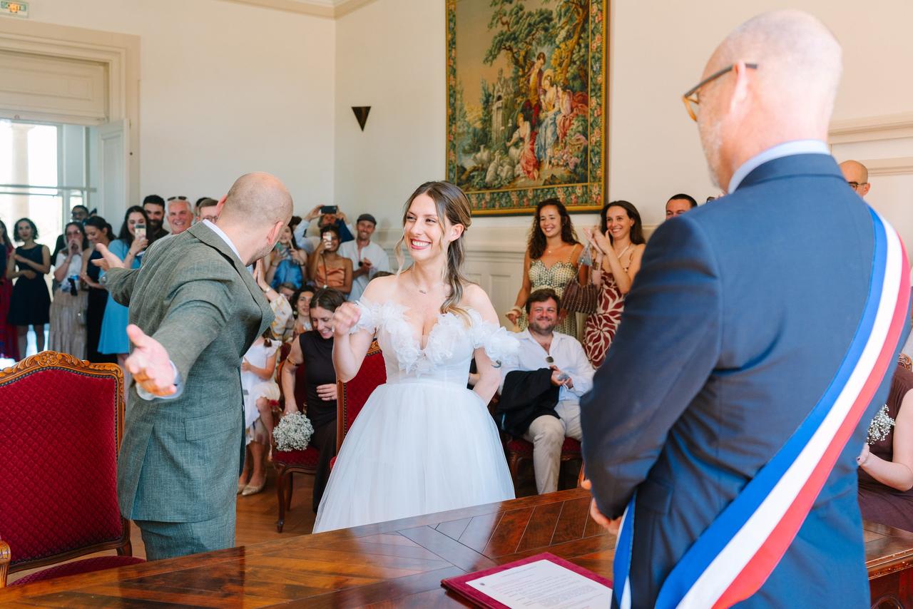 maire de dos et couple qui s'amuse, discours de mariage du maire 