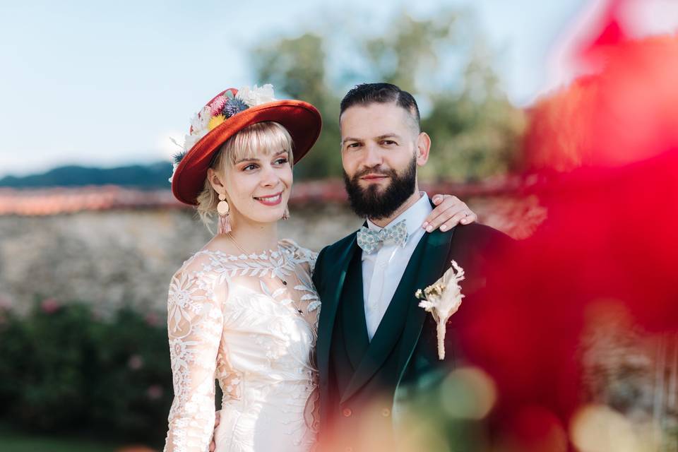 Coiffures de mariée avec chapeau : découvrez les meilleures idées de look !