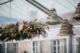 suspension de fleurs et végétaux pour décoration de plafond de mariage champêtre