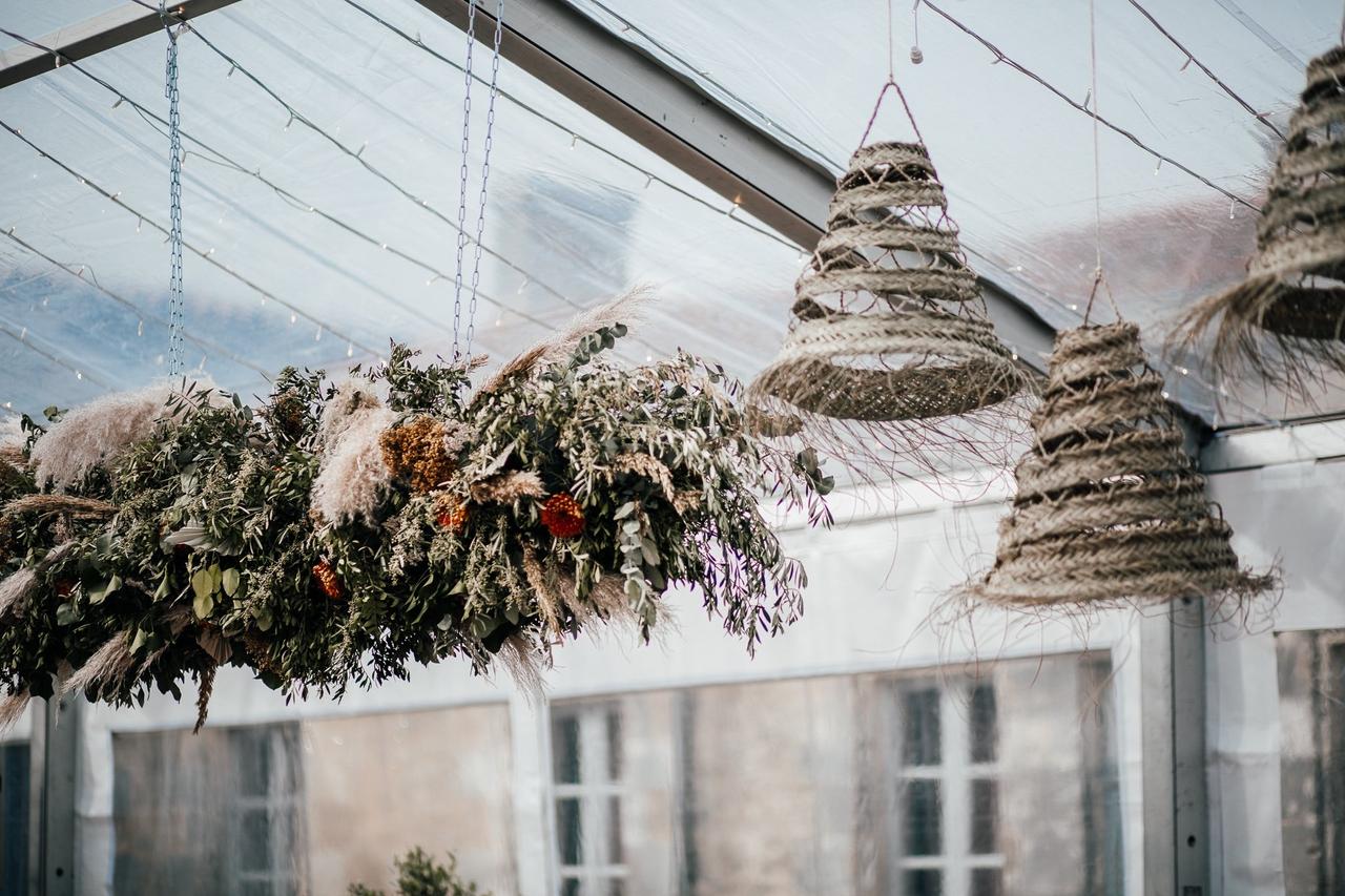 suspension de fleurs et végétaux pour décoration de plafond de mariage champêtre