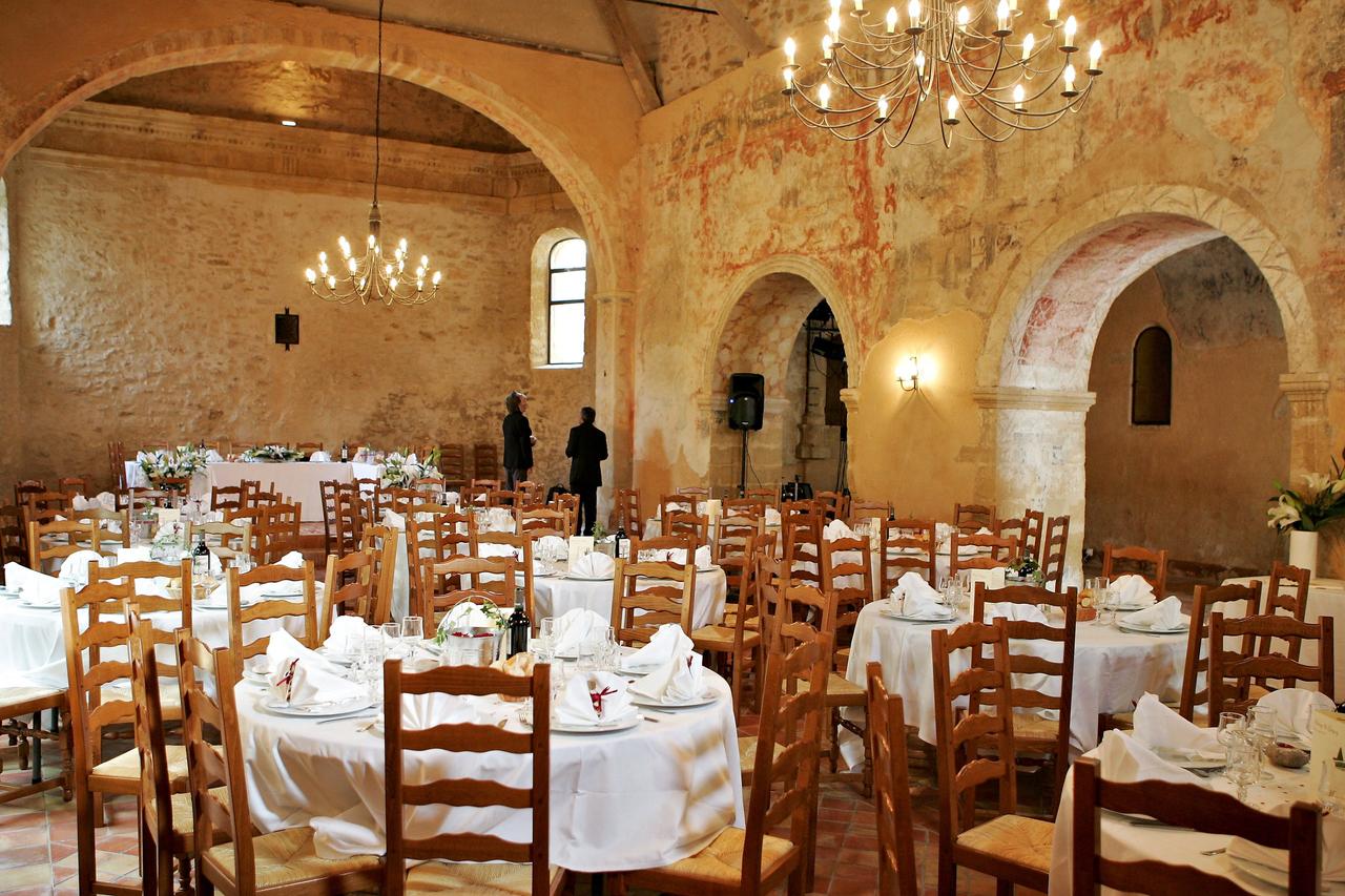 salle de reception mariage avec voutes romanes, domaine de saint bacchi, salle mariage pas chere ancienne