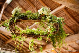 suspension de fleurs et végétaux pour décoration de plafond de mariage champêtre