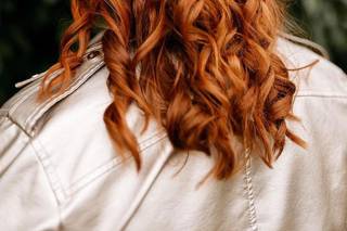 coiffure de mariage avec cheveux bouclés de style bohème, fleurs dans les cheveux, cheveux roux bouclés