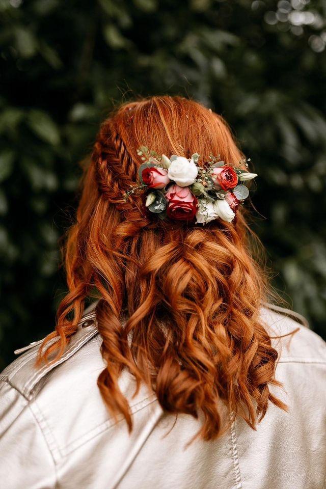 coiffure de mariage avec cheveux bouclés de style bohème, fleurs dans les cheveux, cheveux roux bouclés