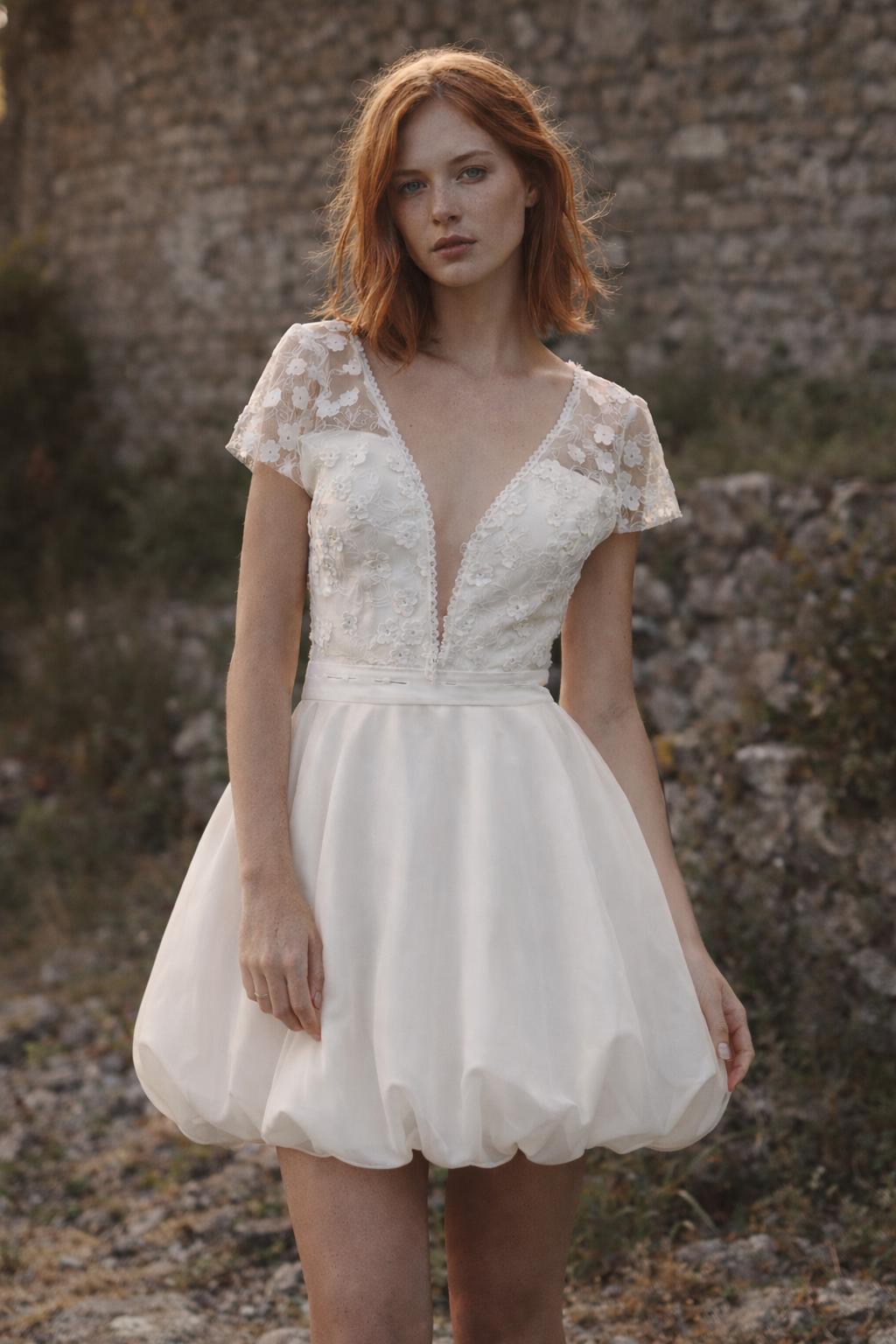 robe de mariée fleurie bohème courte, avec jupe bombée, décollete en V plongeant, broderies de fleurs sur le haut