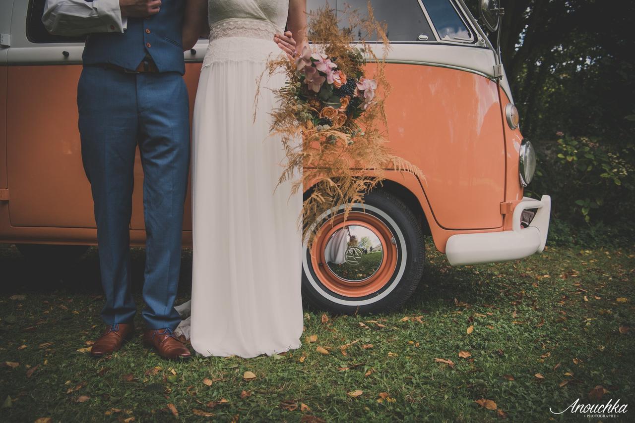 voiture des mariés inspiration mariage mocha mousse, couleur pantone 2025