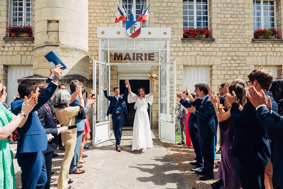 sortie des mariés mariage à la mairie