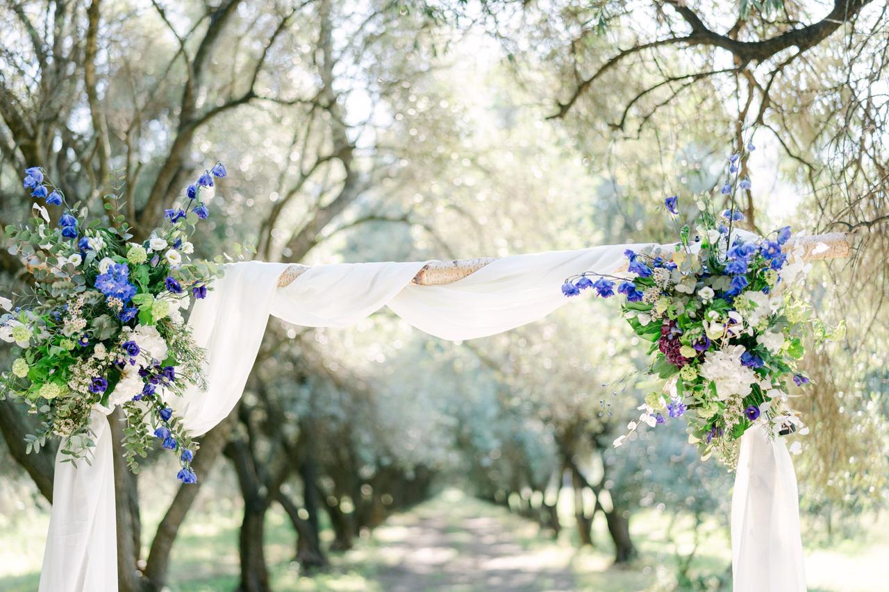 décoration cérémonie laïque mariage voilage blanc avec fleurs bleues