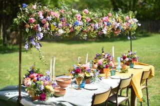 décoration de plafond pour mariage avec fleurs multicolores