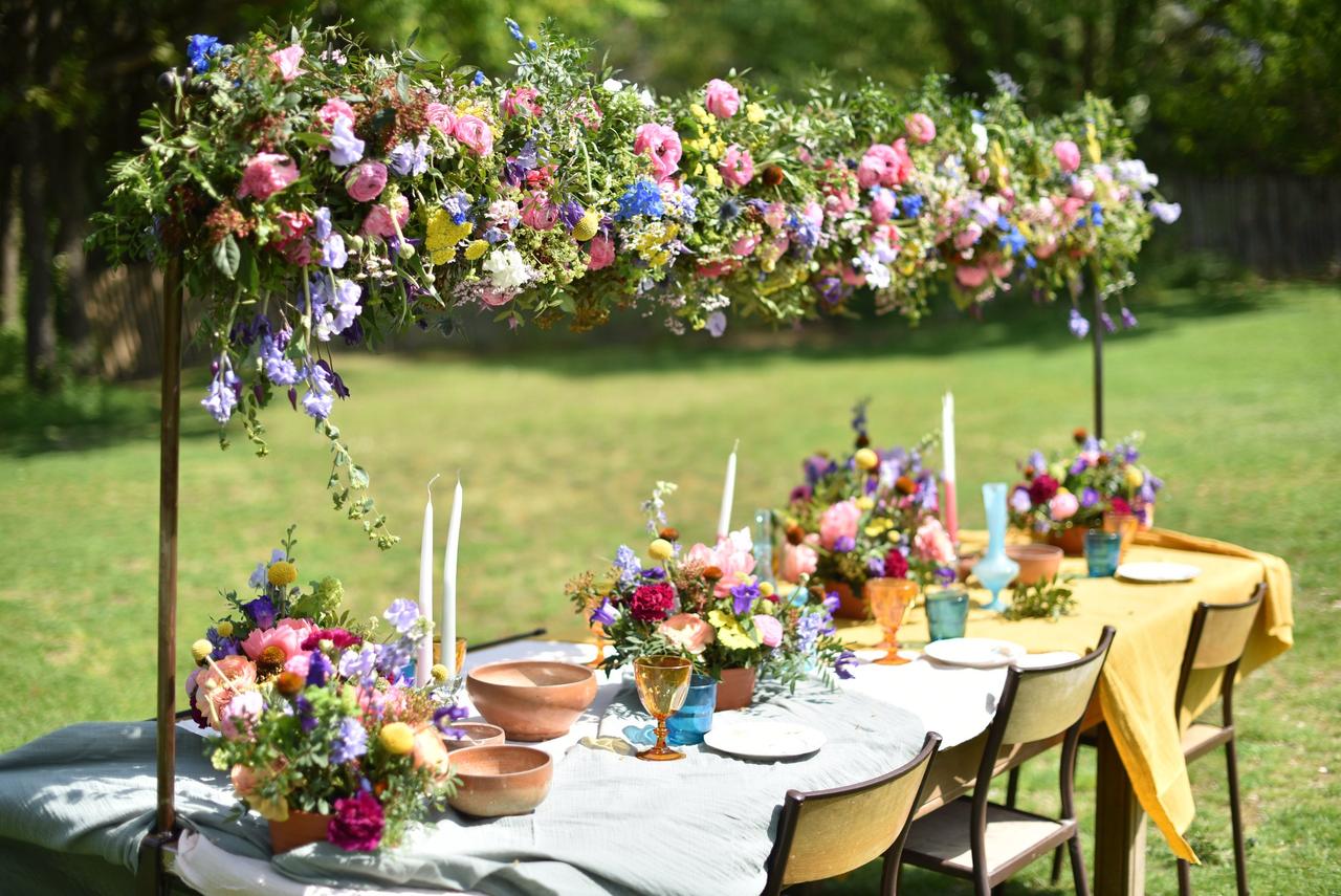 décoration de plafond pour mariage avec fleurs multicolores