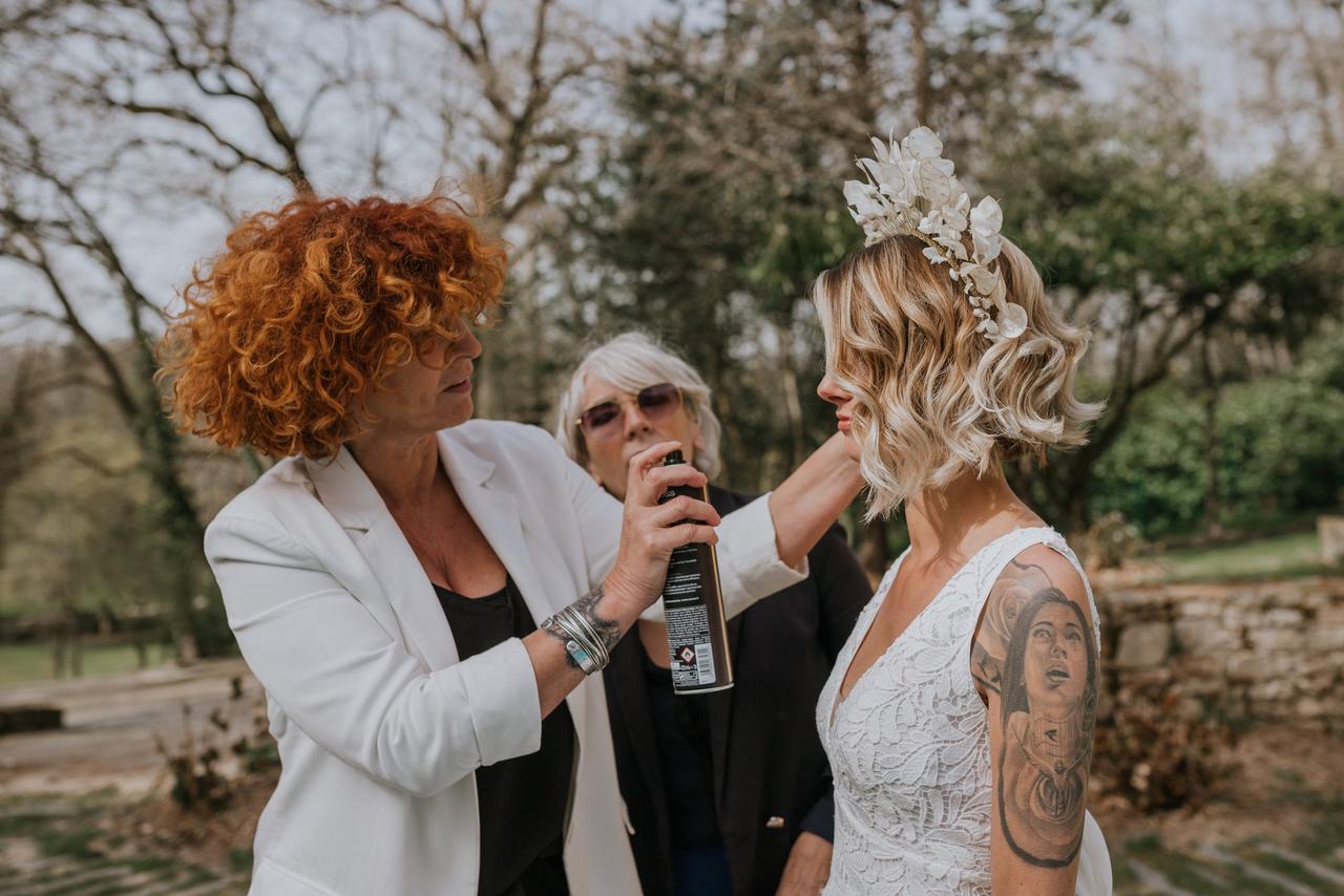 coiffure mariage cheveux courts wavy avec une petite frange