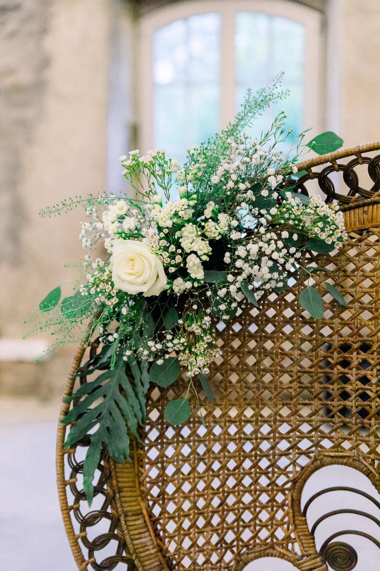 décoration chaise cérémonie laïque avec fleurs