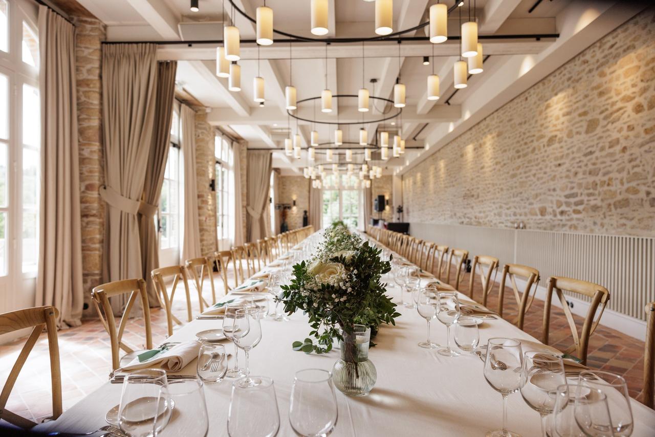 disposition table mariage, grande table royale pour tous les invités, ambiance chic et romantique
