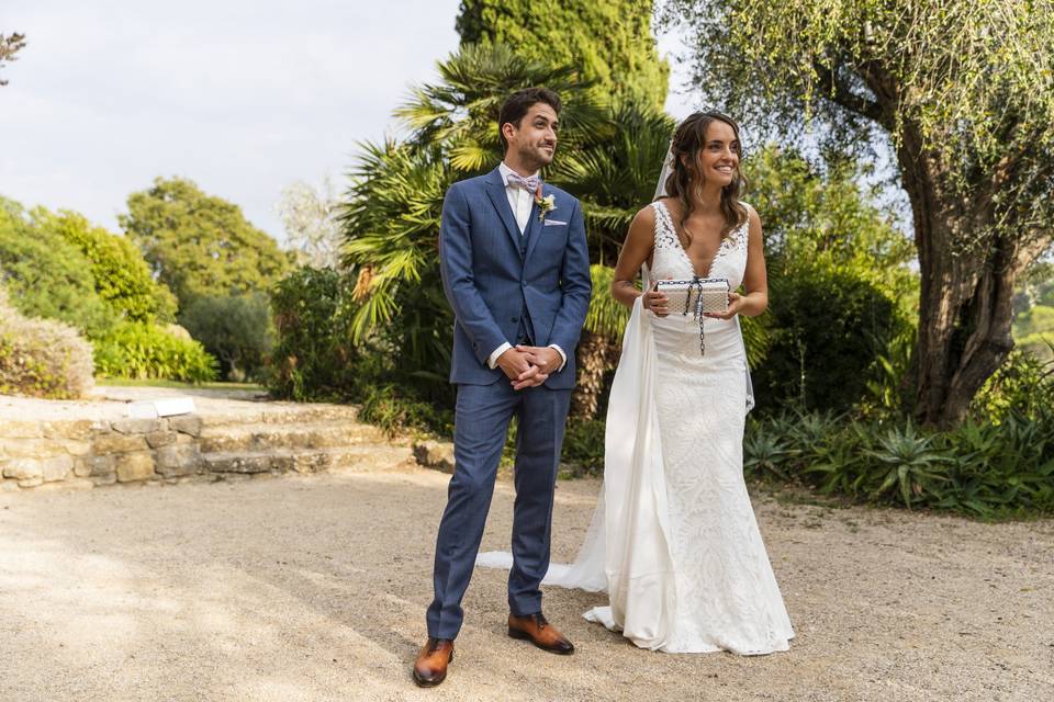 Jeunes Mariés Avec Des Cierges Magiques Dans Un Parc De Nuit Avec Des  Guirlandes Dans Les Arbres. Fin De Mariage Banque D'Images et Photos Libres  De Droits. Image 164470876