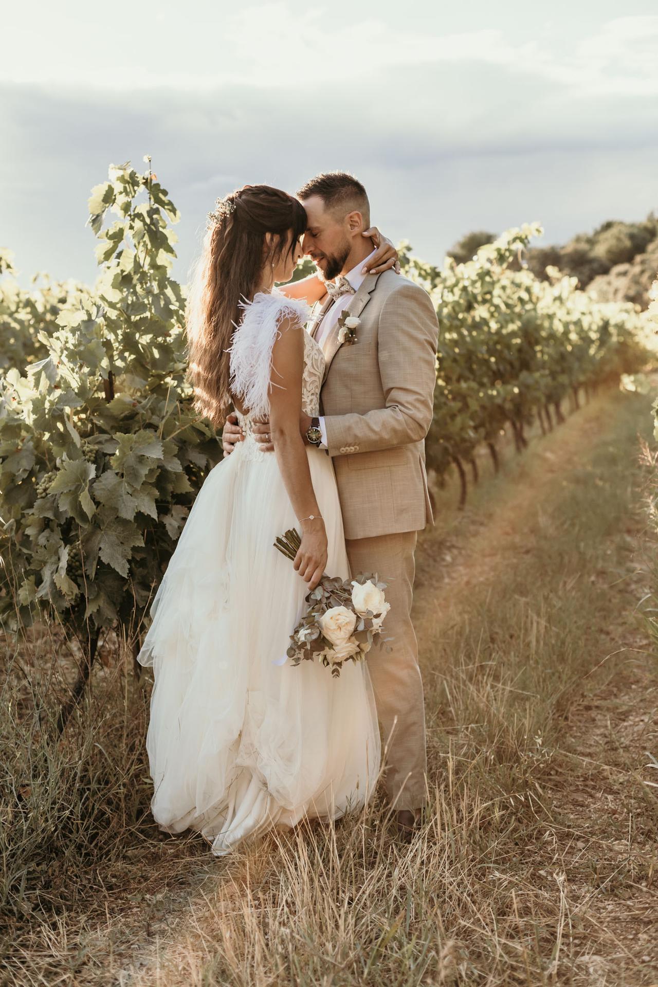 couple de mariés enlacés dans un vignoble, mariage exterieur dans un vignoble, mariage plein air