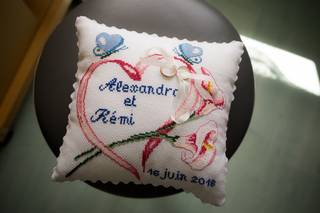 coussin d'alliances brodé avec nom des mariés et date du mariage