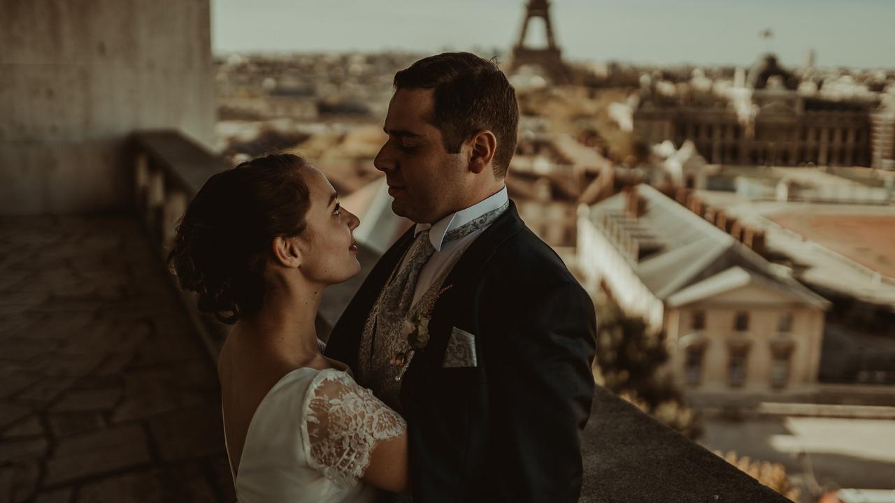 Couple vue sur les toit parisiens haussmanien et la Tour Eiffel