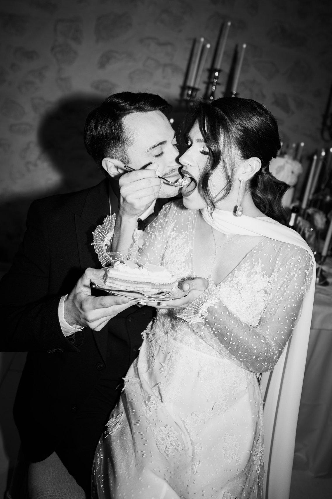 couple de mariés dégustant leur gateau de mariage
