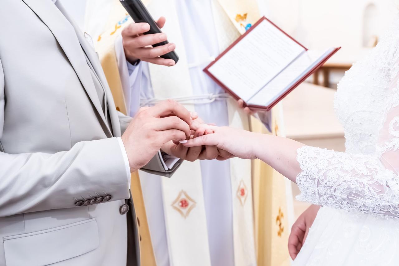 mariage a l'eglise certificat de bapteme couple passe alliance 