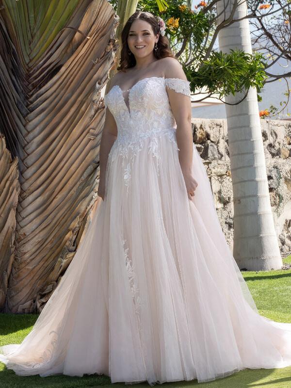 robe de mariée grande taille tout en dentelle, décolleté en coeur et coupe bustier