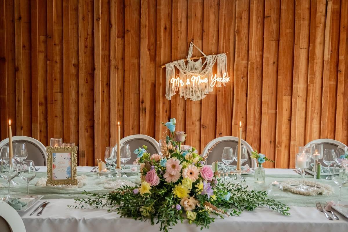 table d'honneur mariage, decoration avec fleurs colorées
