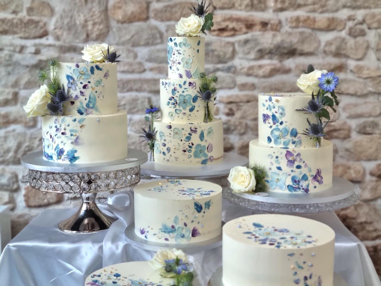 gateau de mariage luxe fleurs bleues