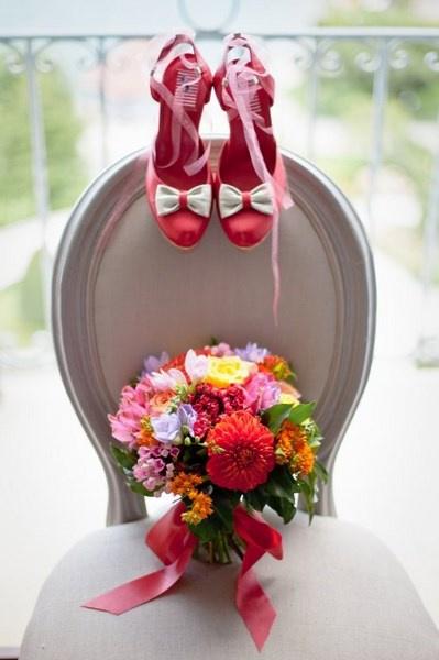 chaussure de mariage femme rouge bouquet