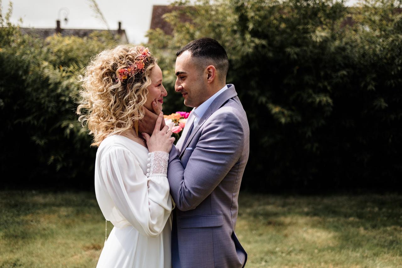 coiffure de mariée avec cheveux bouclés blonds et fleurs dans les cheveux