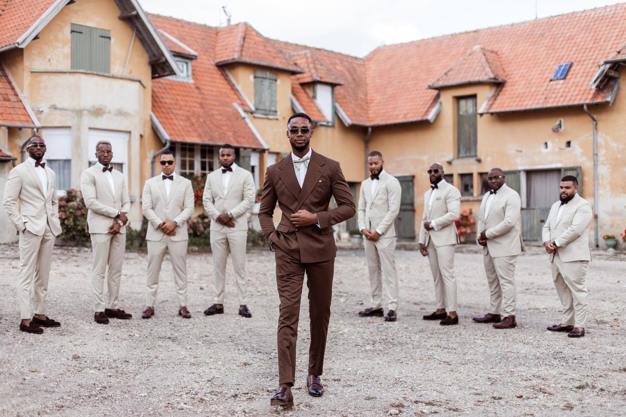 costume de mariage marron chic et élégant