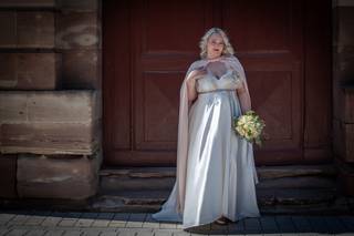 robe de mariée grande taille décolletée en V avec chale par dessus