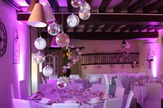 décoration de plafond pour mariage avec boules transparentes