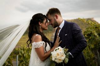 Mariée avec robe en dentelle voile de mariée bouquet de mariée rond