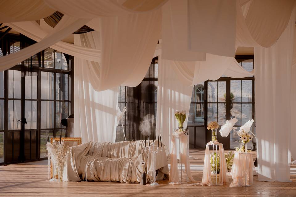 Voilage de plafond pour mariage : idées de drapés et conseils d'experts pour sublimer votre lieu de réception
