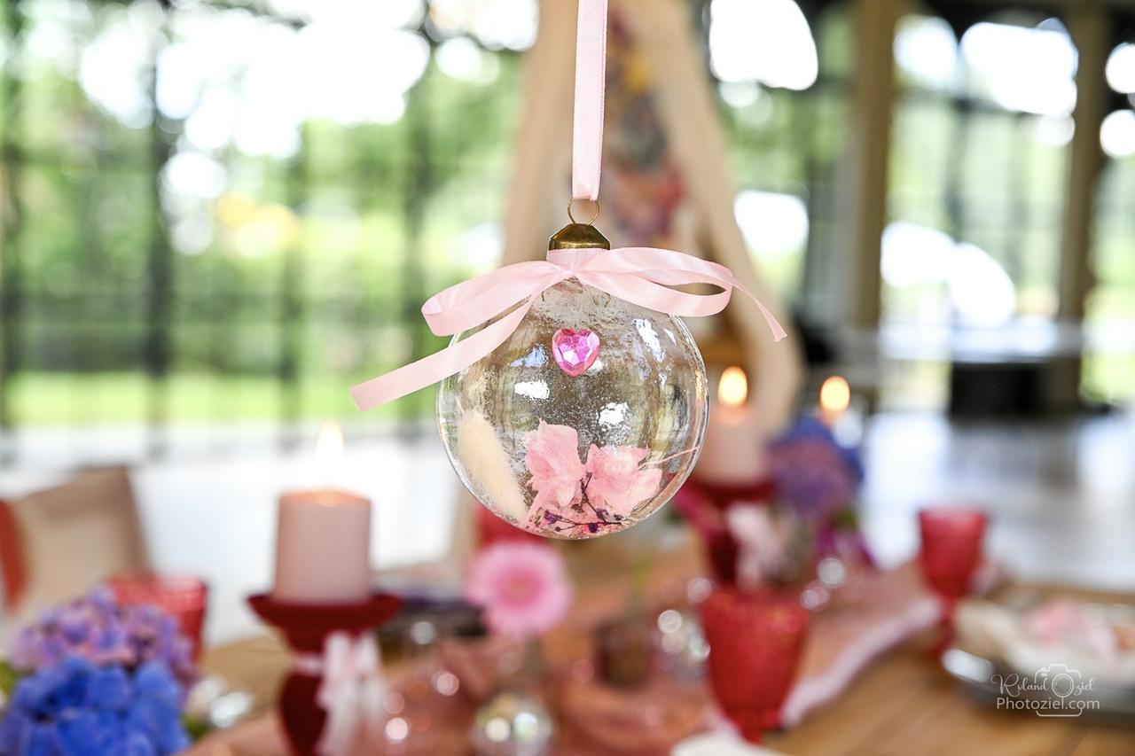 décoration de plafond pour mariage avec boule suspendue