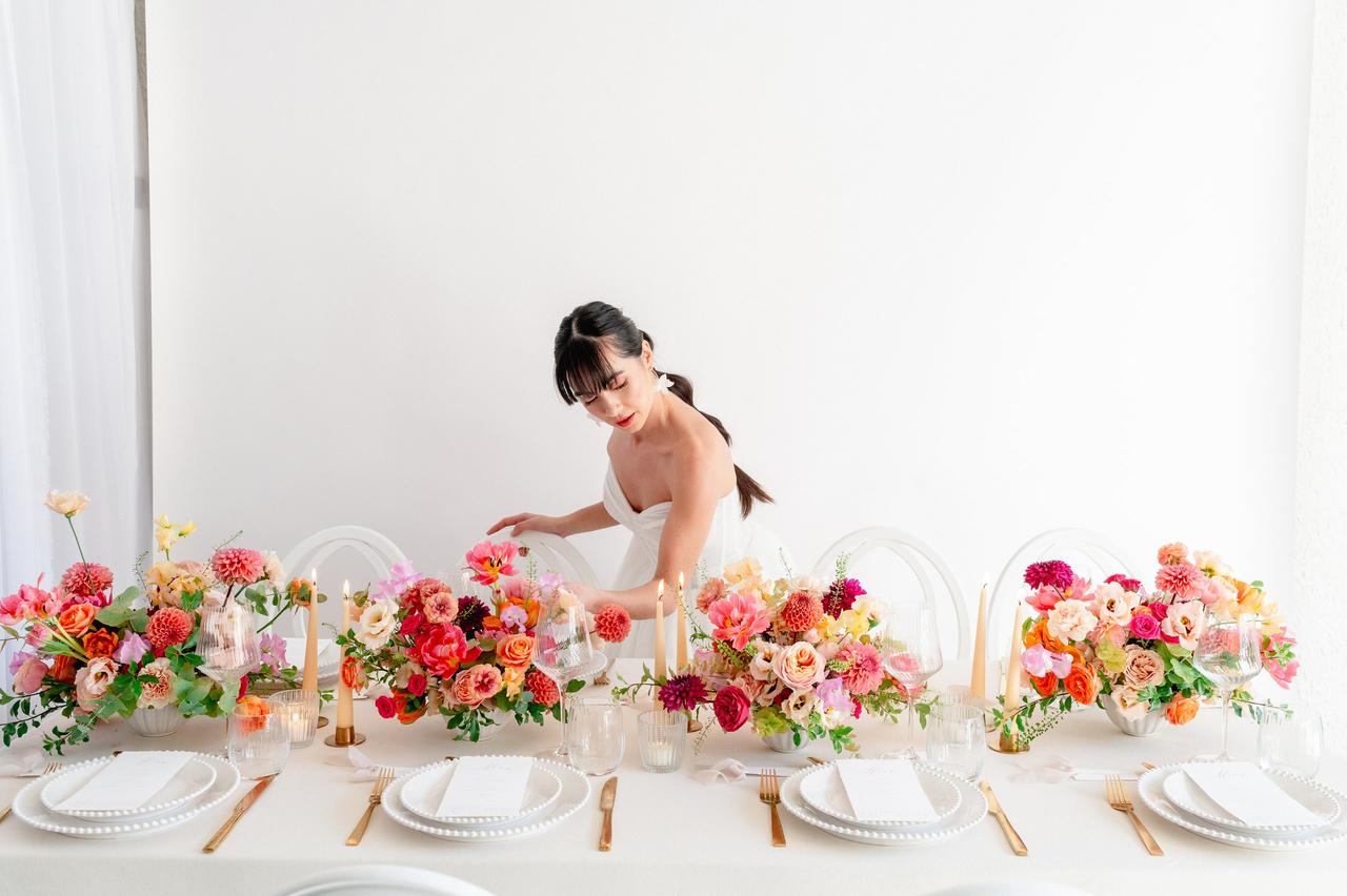 mariage printemps, table blanche avec fleurs de saison colorées, deco mariage printemps