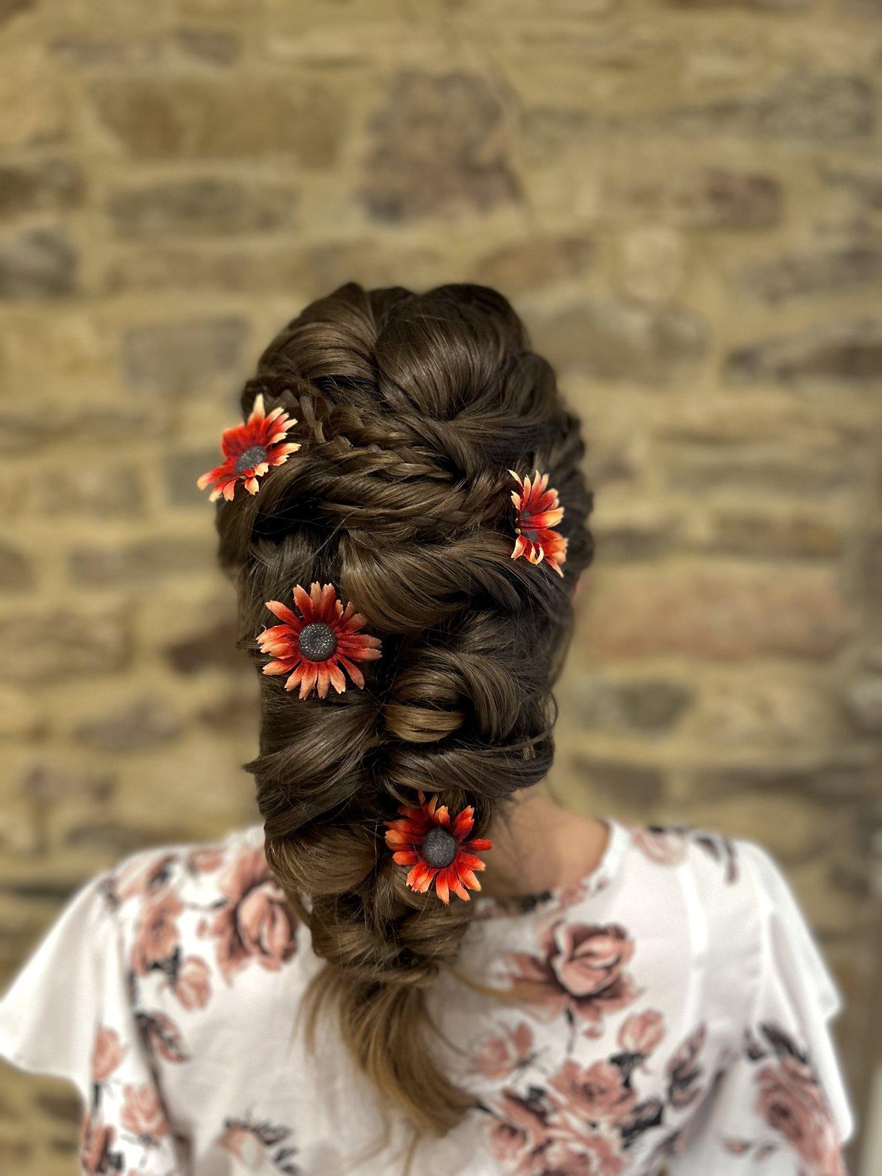 coiffure mariage bohème tresse fleurs brune