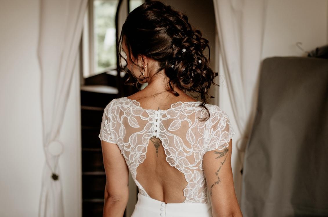 coiffure de mariée avec cheveux bouclés en chignon semi défait