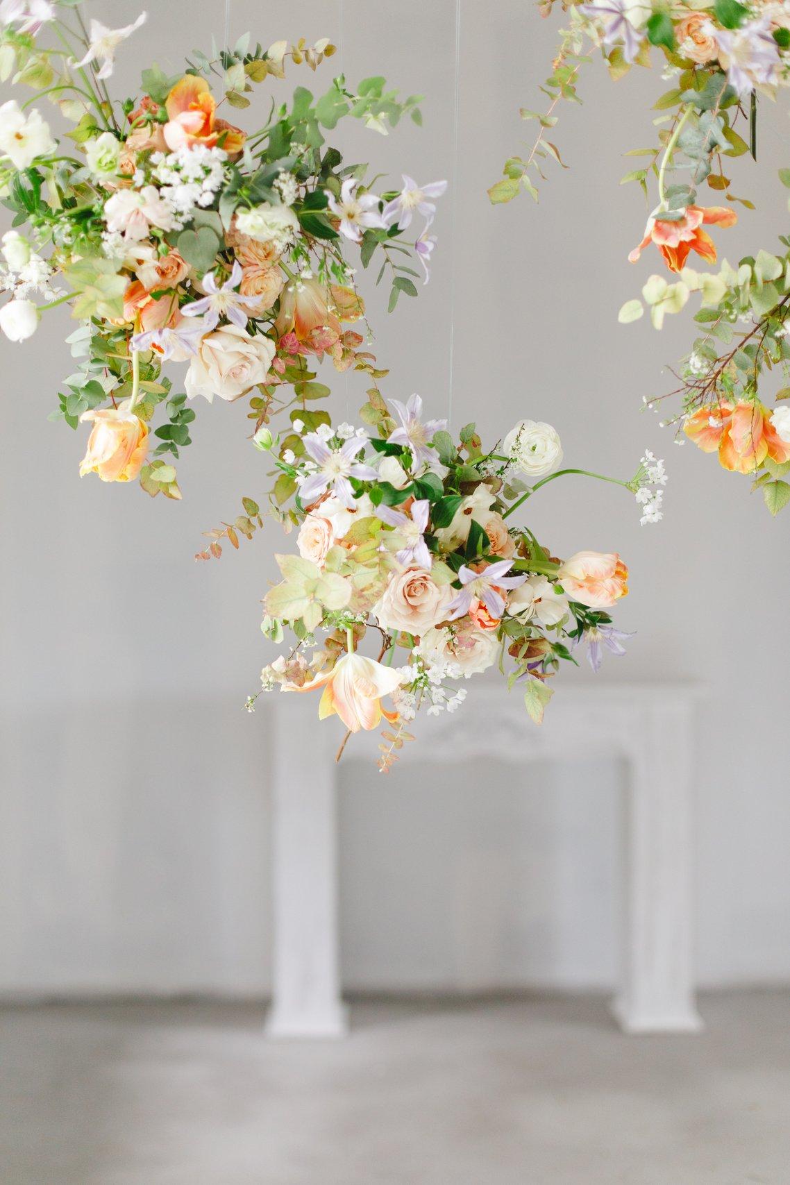 décoration de plafond pour mariage fleurie