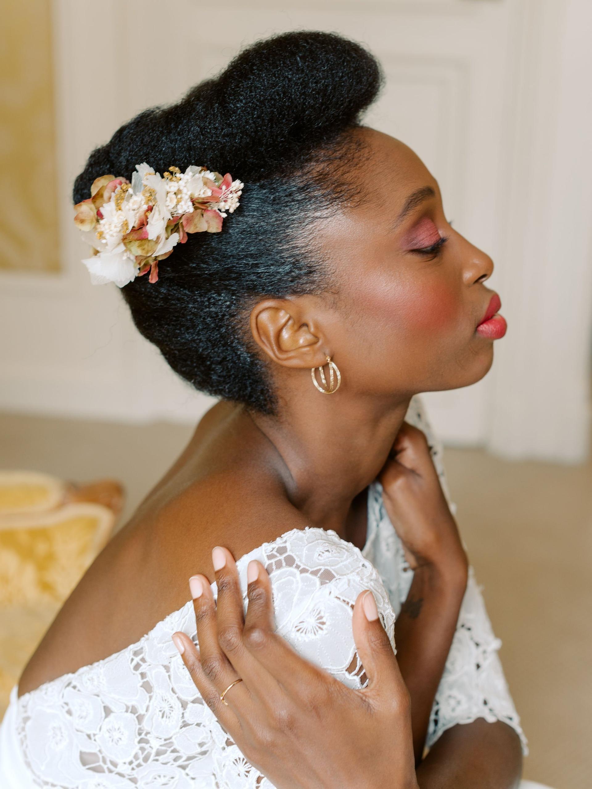 Coiffure de mariage 2023 : 80 modèles tendances au naturel