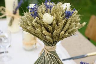 bouquet champêtre sur table