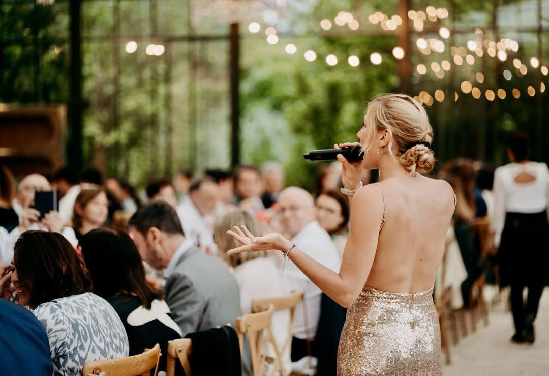 mariée ou invitée en robe pailletée, micro à la main, soirée karaoke de mariage