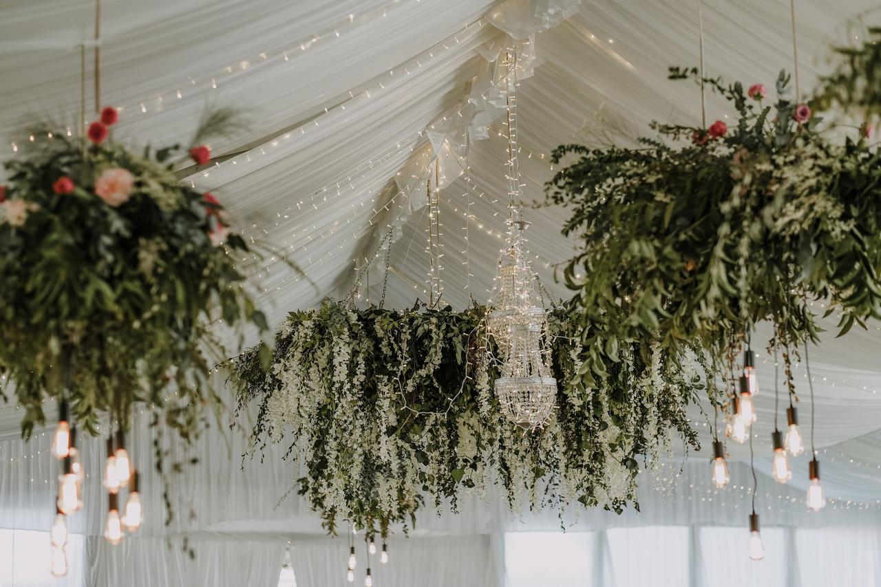 décoration de plafond pour mariage avec végétation