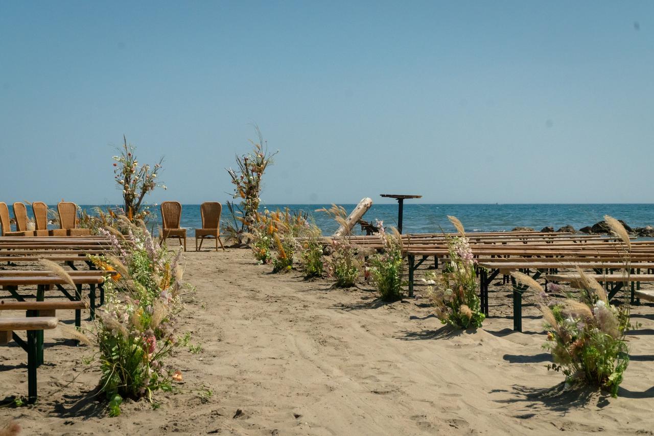 decoration ceremonie mariage laique bancs bord de mer