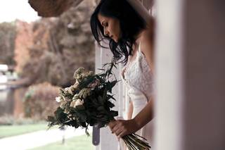 mariée avec robe champêtre et bouquet de fleurs