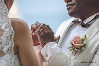 smoking mariage sur mesure décoré d'une boutonnière avec rose