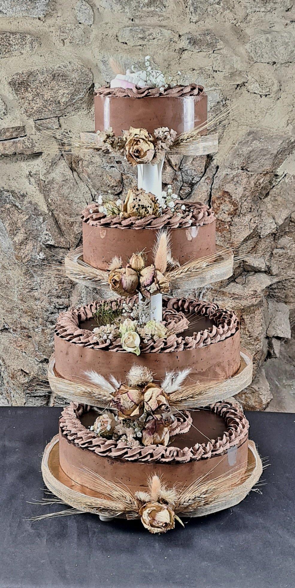 gateau piece montee inspiration mariage mocha mousse, couleur pantone 2025